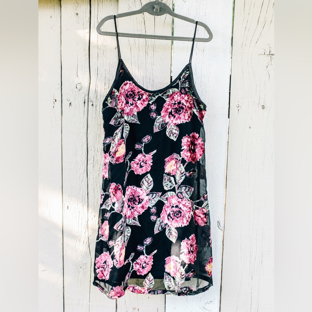 Beautiful floral mini dress!!